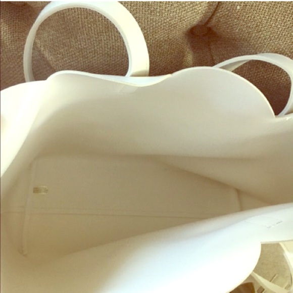 🆕Scalloped Oversized Tote - Picture 2 of 5